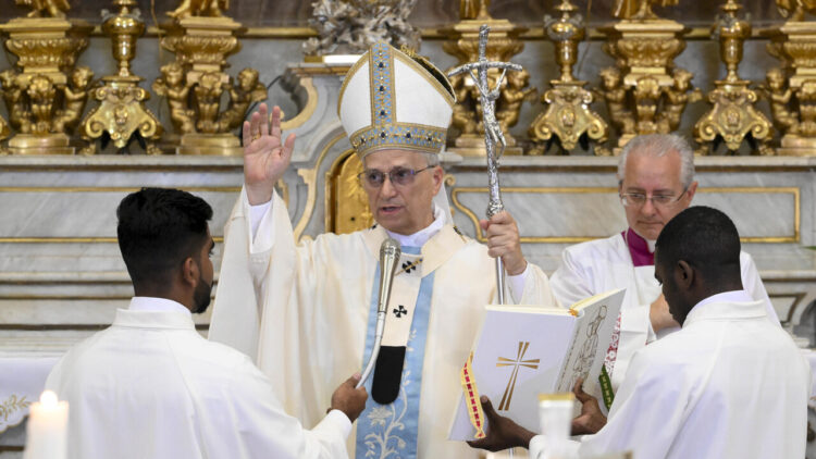 Il Papa, ‘il mondo impone canoni estetici che ci imprigionano’