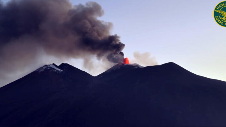 Etna: chiusura scalo Catania prolungata fino alle 2 di notte del 15 agosto