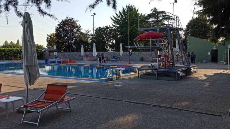 Si tuffa in piscina e non riemerge, morto un ragazzo di 20 anni