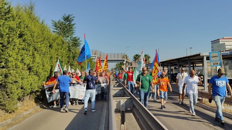 Ilva, sciopero e blocchi, Urso cerca una cordata italiana