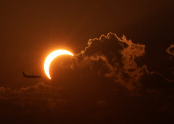 Eclissi, una nuvola offusca in parte il cielo su Torino