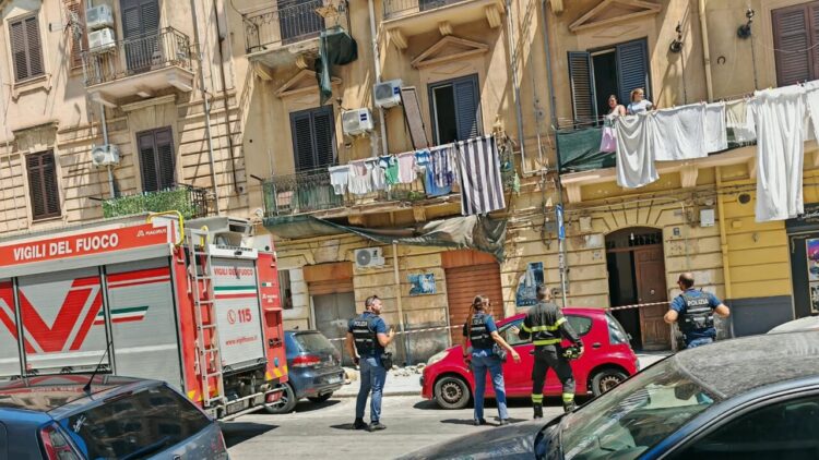 Crolla balcone, donna in ospedale in gravi condizioni