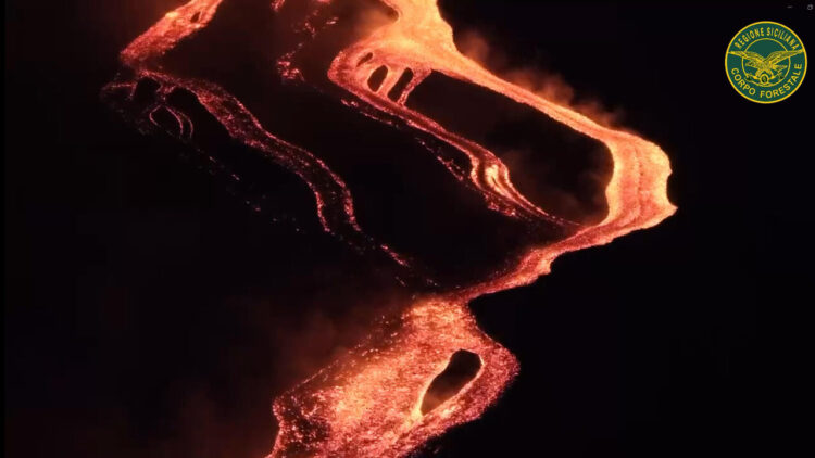 Etna, esplosioni e colate ad alta quota, verso normalità aeroporto Catania