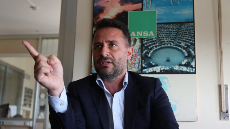 Appello Di Paola (M5s) a sindaci, via a proteste pacifiche in ogni città e ospedale