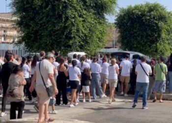 Bimba morta a Palermo, celebrati allo Zen i funerali di Anna Rosa