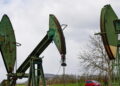 Il petrolio riduce la corsa, Brent a 105,7 dollari