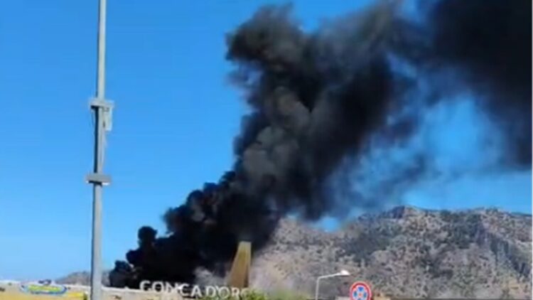 Incendio divampato sul tetto centro commerciale Conca d’Oro a Palermo