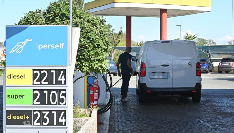 Benzina e gasolio verso i 3 euro: cosa c’entrano gli Houthi e le tasse italiane