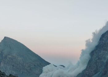 Vasta frana sul Monviso, si cerca un escursionista