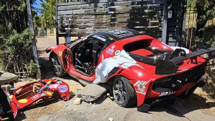 Auto contro struttura all’arrivo della Coppa Nissena, tre feriti