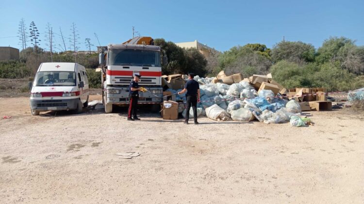 Sequestrata area di rifiuti accanto all’hotspot di Lampedusa
