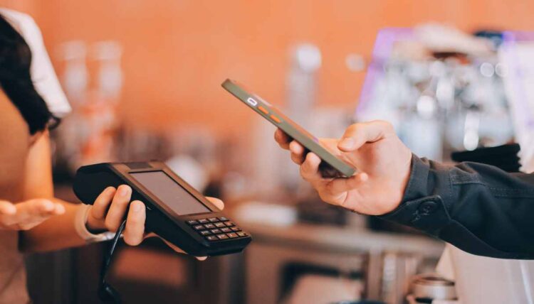 Pagamenti col POS, piccoli negozi penalizzati: commissioni fino a 4 volte più alte