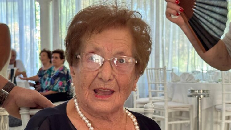 Festeggia i 100 anni con 90 parenti dopo un viaggio di 700 chilometri