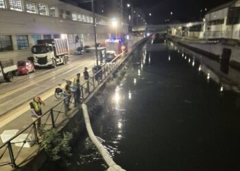 Chiazza di gasolio nel Naviglio Grande, barriere anche a Milano