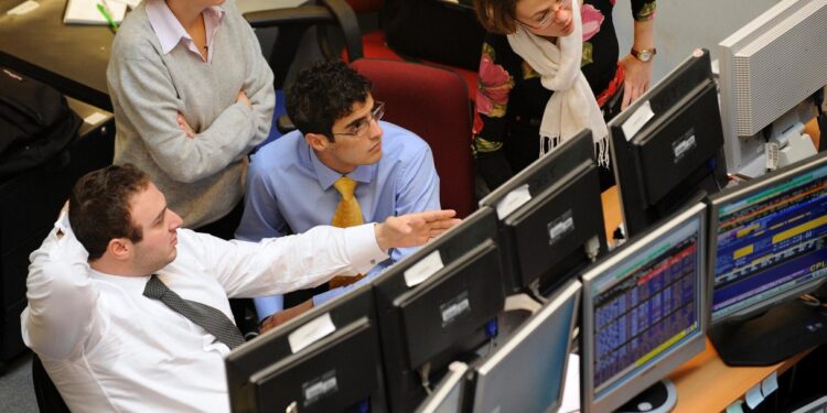 Spread stabile a 88 punti base in apertura, rendimenti al 4,39 ancora in crescita